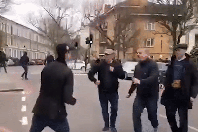 Fan Tottenham va Chelsea danh nhau giua duong hinh anh