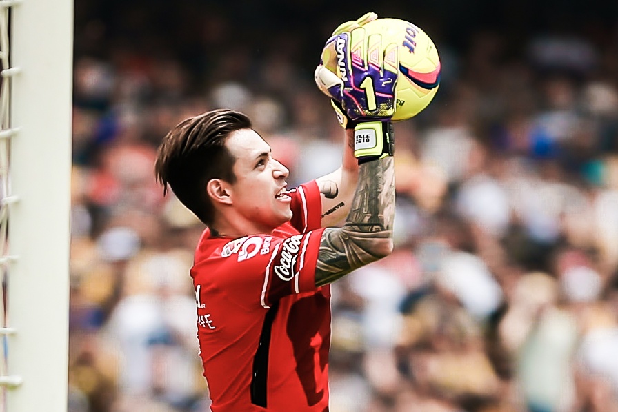 Thu mon day nguoc bong vao khung thanh khien doi nha chiu ban thua hinh anh