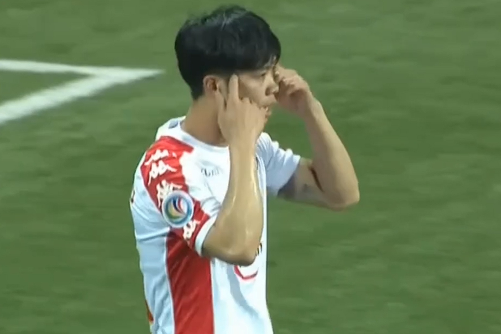 Phi Son kien tao, Cong Phuong lam tung luoi Hougang United hinh anh