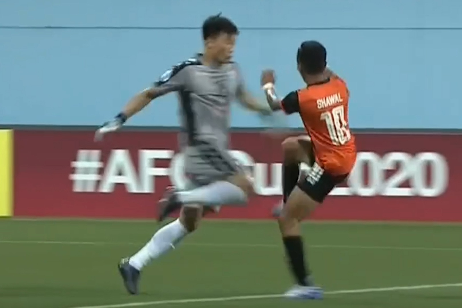 Bui Tien Dung mac sai lam, CLB TP.HCM nhan ban thua hinh anh