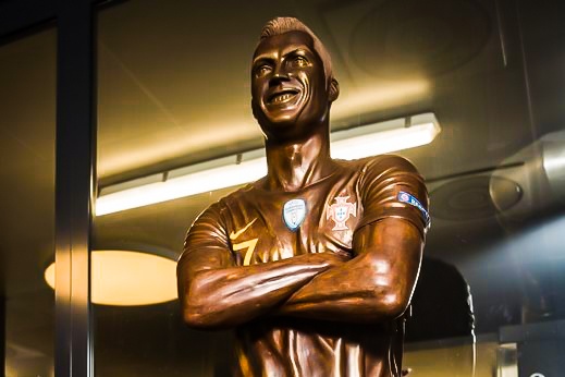 Tuong Ronaldo lam tu chocolate nang 120 kg hinh anh