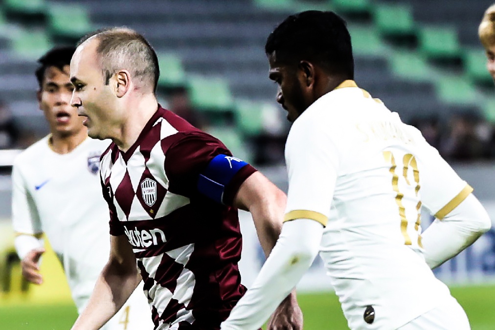 Iniesta va pha re bong giua 4 cau thu J.League hinh anh