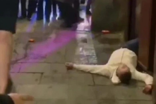 CDV bat tinh sau xo xat voi canh sat Barcelona hinh anh