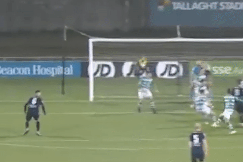 Cu volley ghi ban theo phong cach karate hinh anh