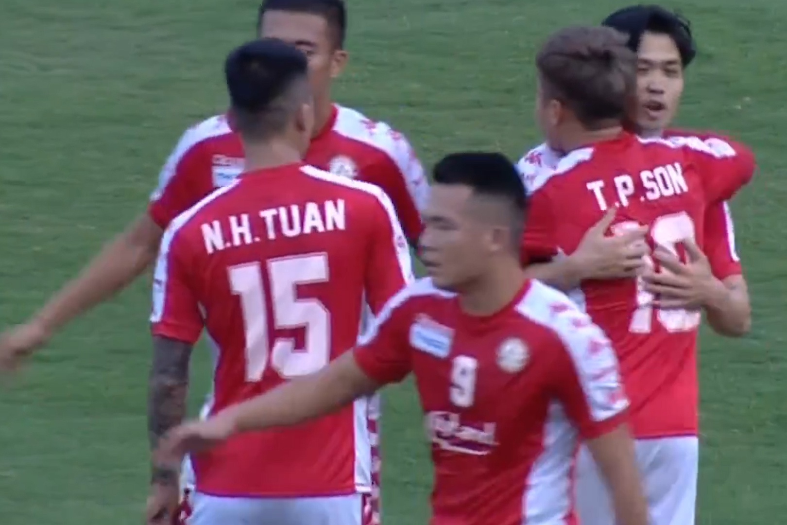 Cong Phuong sut xa tung luoi CLB Ha Noi hinh anh