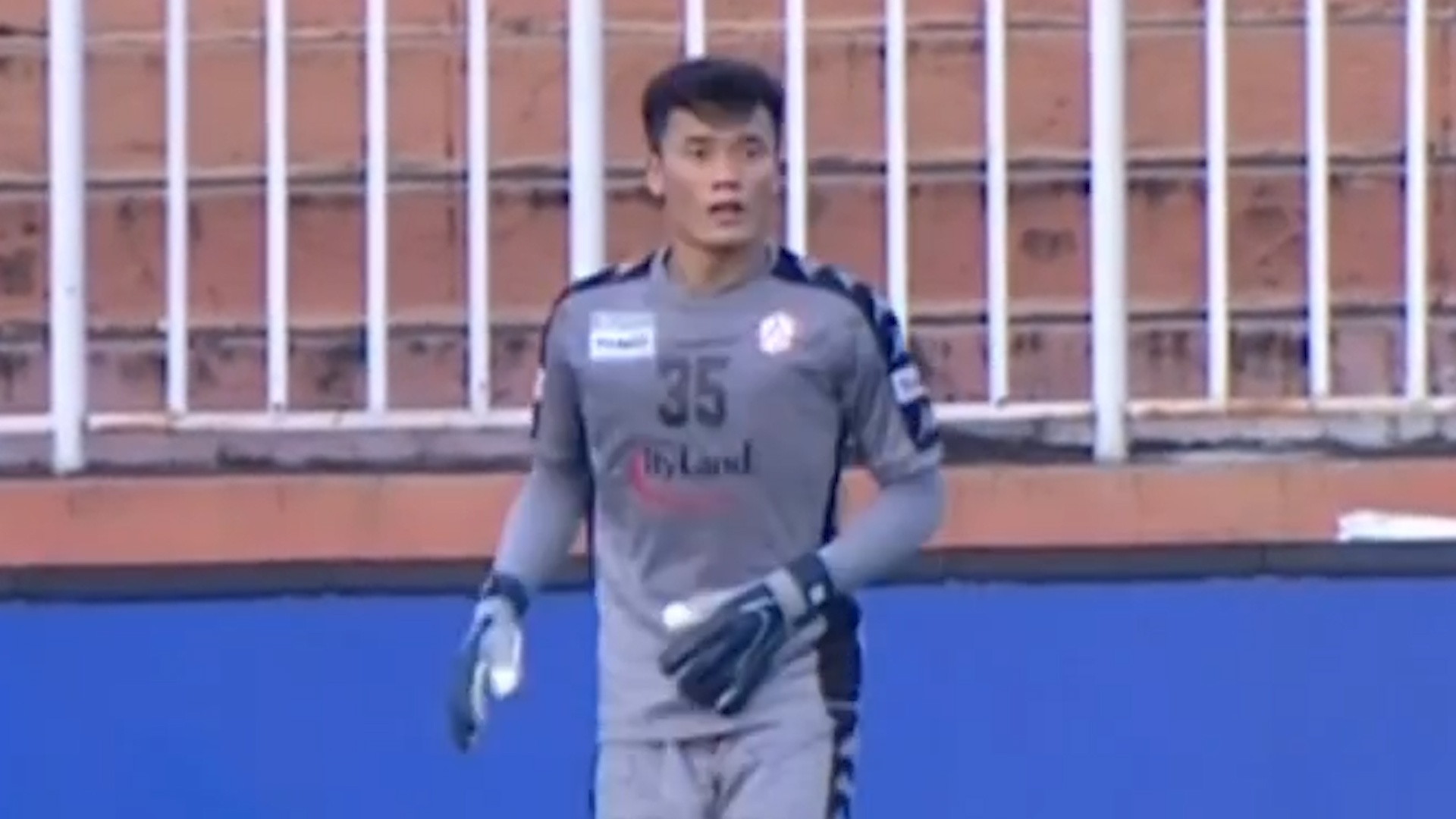 Bui Tien Dung khong an y voi trung ve dan den ban thua hinh anh