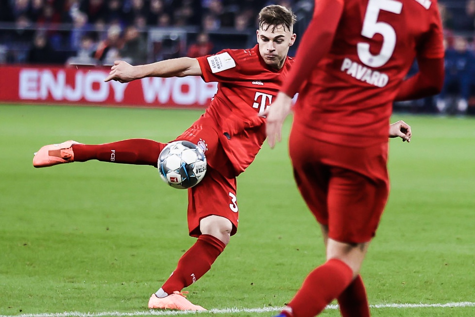 Cu demi-volley xau kim 2 cau thu, giup Bayern thang Schalke hinh anh