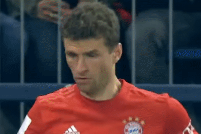 Mueller gay cuoi voi pha da phat goc nhanh hinh anh