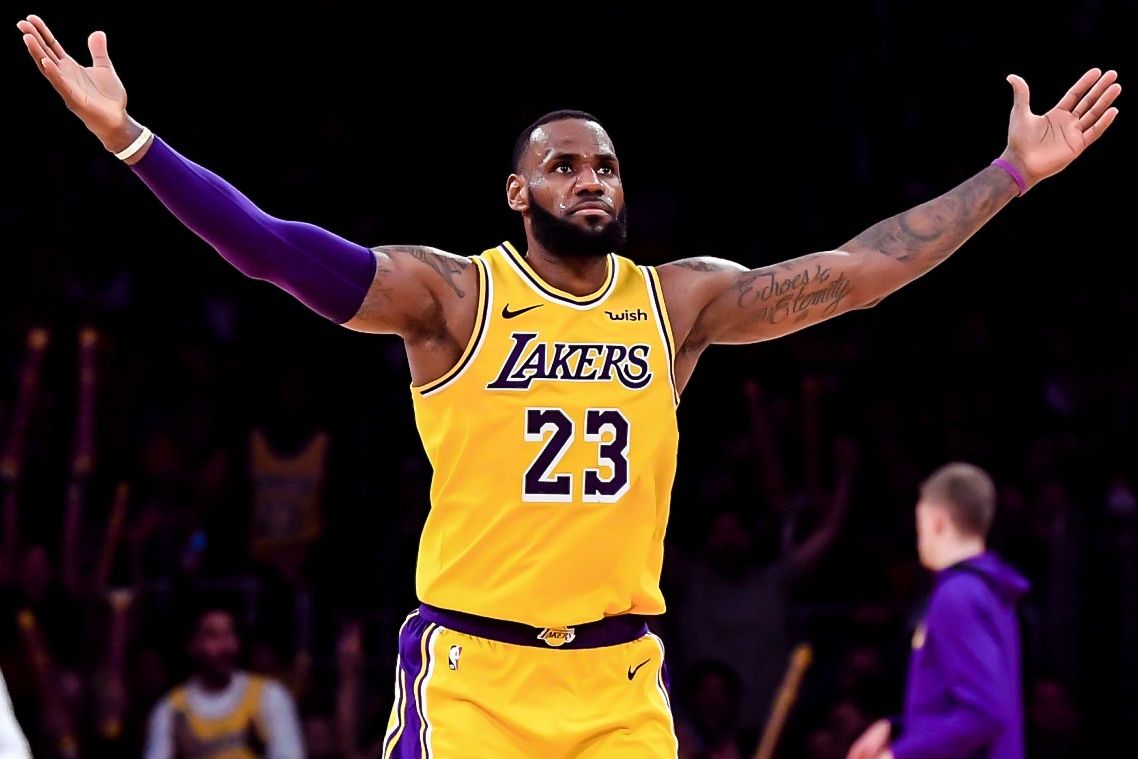 LeBron nem bong ghi 3 diem tu giua san hinh anh