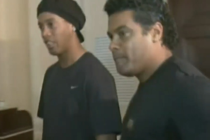 Ronaldinho bi canh sat dieu tra o Paraguay hinh anh