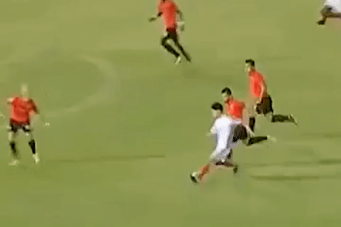 Cong Phuong ngoat bong khien doi thu truot dai tren san hinh anh