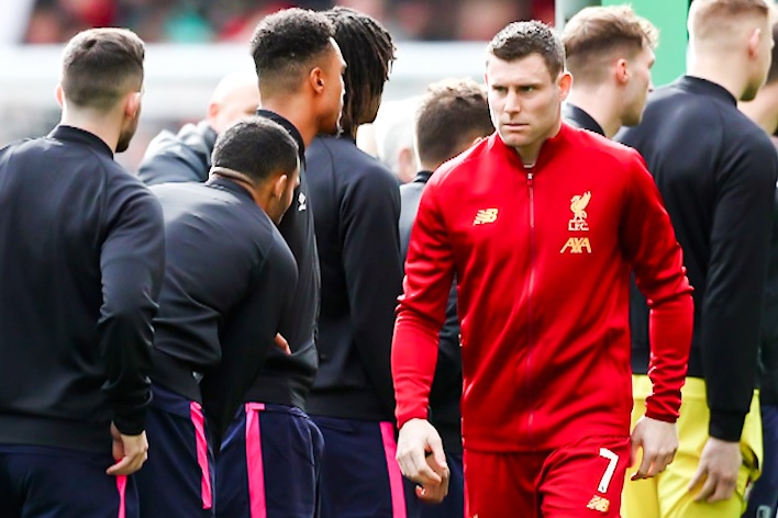 Vi sao cau thu ngung bat tay khi Covid-19 bung phat o chau Au? hinh anh