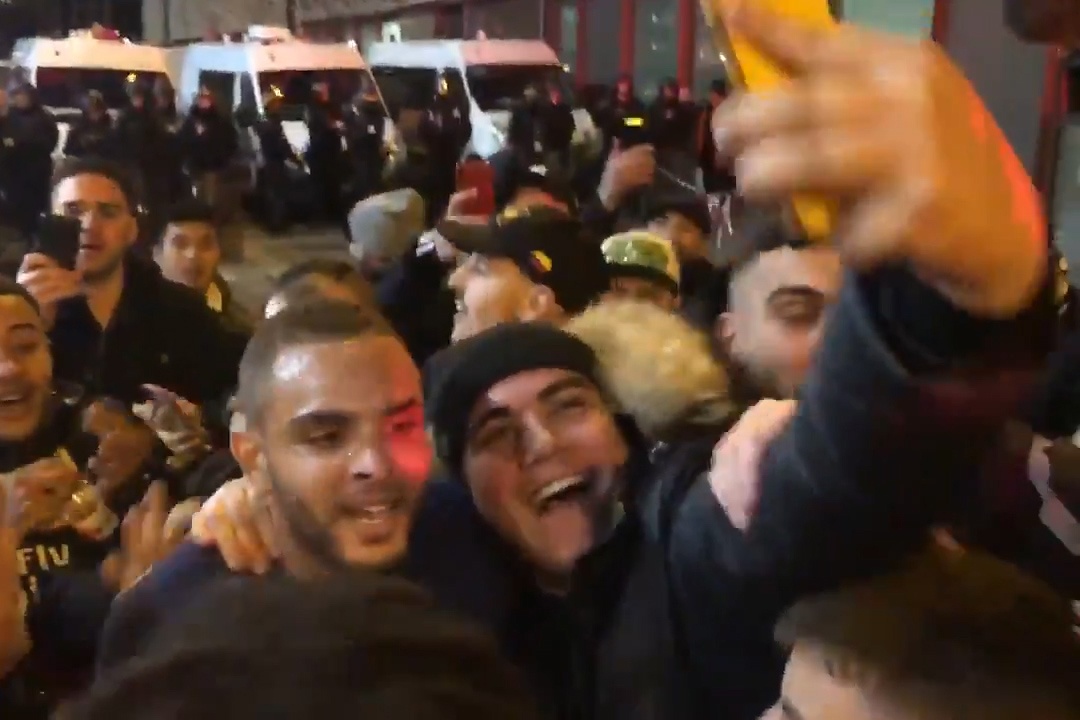 Hang nghin CDV tu tap, an mung tran thang cua PSG hinh anh