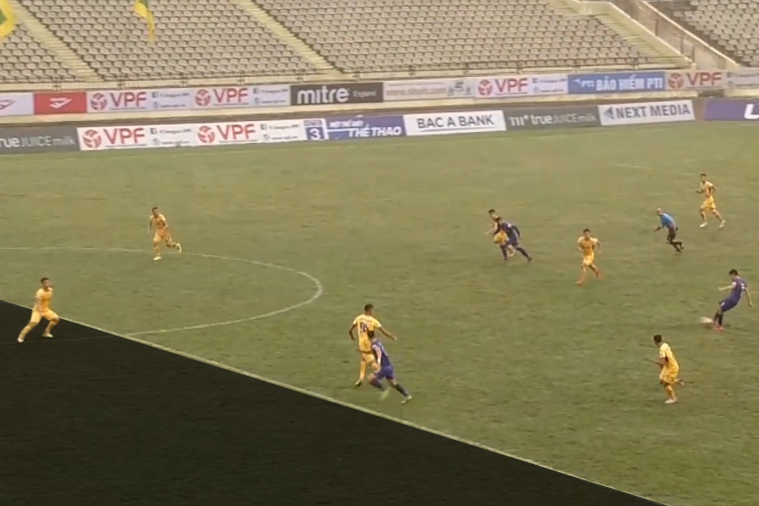 Trong tai V.League bat viet vi do te khien Tien Linh lo co hoi hinh anh