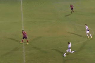 Cau thu doat bong, dut diem tu san nha thanh ban hinh anh