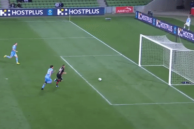 Cu tac bong tren vach voi giup cau thu sua sai hinh anh