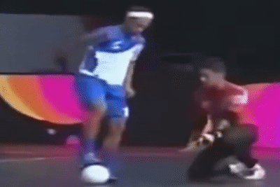 Ronaldinho va nhung pha bieu dien tren san futsal hinh anh