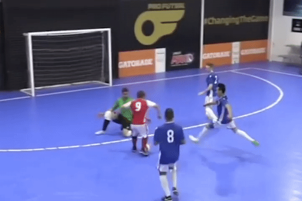 Gan 4 trieu luot xem pha tung nguoi can pha o san futsal hinh anh