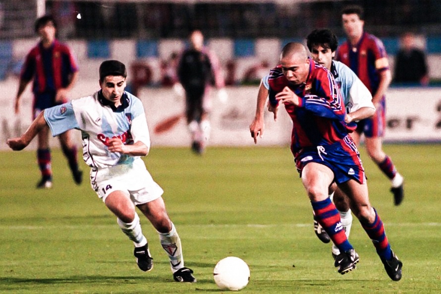 Ronaldo 'beo' va pha solo trong mau ao Barca hinh anh