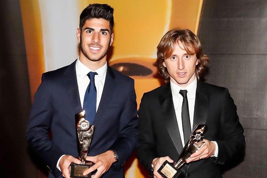 Asensio dieu khien Modric re qua 3 cau thu o giai dau dien tu hinh anh