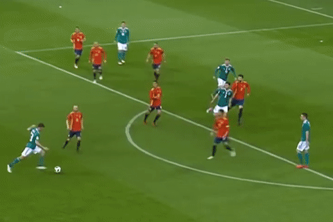 Mueller va cu sut xa khien De Gea khong the can pha hinh anh