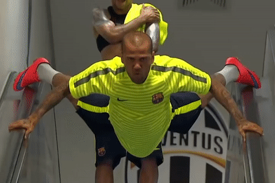 Hinh anh gay cuoi cua Dani Alves khien CDV Barca tiec nuoi hinh anh