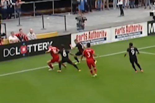 Pha solo qua 3 cau thu cua Schweinsteiger hinh anh