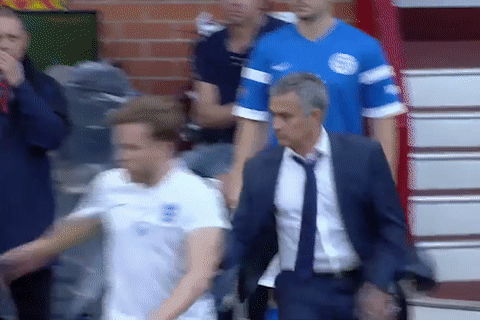 Lao vao san don ha cau thu va nhung khoanh khac thu vi cua Mourinho hinh anh