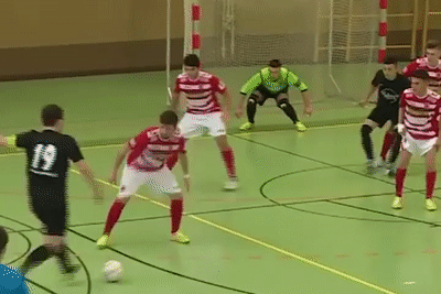 Cu da 'xau kim' lien tiep 3 cau thu tren san futsal hinh anh
