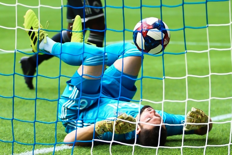 Ky luc cuu thua 16 lan trong tran dau hinh anh