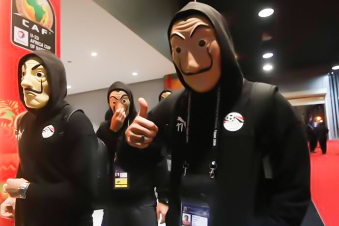 Doi bong vo dich sau khi xuat hien voi mat na Money Heist hinh anh