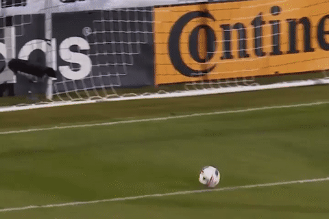 Dam thang vao cot sau khi cuu thua tren vach voi hinh anh