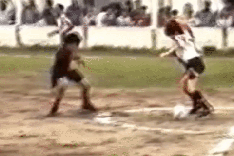 Doi thu keo ao ngan can Messi re bong nam 12 tuoi hinh anh