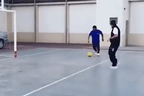 Pha bong vung ve khien ca san bat cuoi hinh anh