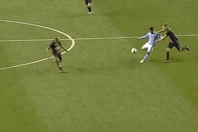 Tron 3 nam David Villa volley ghi ban tu giua san hinh anh