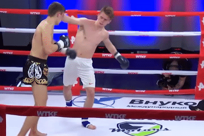 Vo si danh guc doi thu bang cu da chop nhoang hinh anh