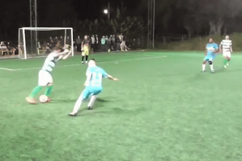 Gap bong qua dau doi thu, cau thu nhan 2 cu tac cung luc hinh anh