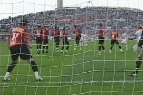 Cu sut voi van toc 130 km/h khien doi thu tranh bong hinh anh