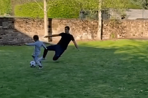 Con trai nga sap mat sau cu chuoi bong cua Lovren hinh anh