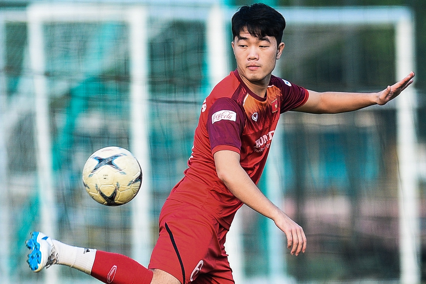 Xuan Truong tap luyen voi bong sau chan thuong hinh anh