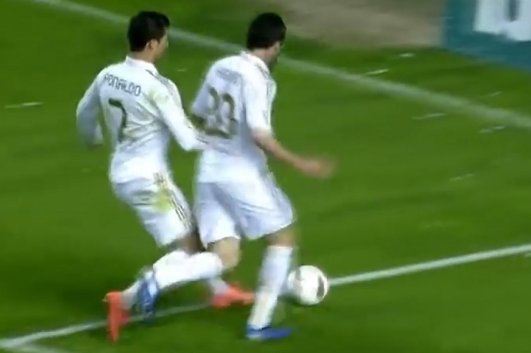 Ronaldo va pha ham bong pha hong co hoi ghi ban cua dong doi hinh anh