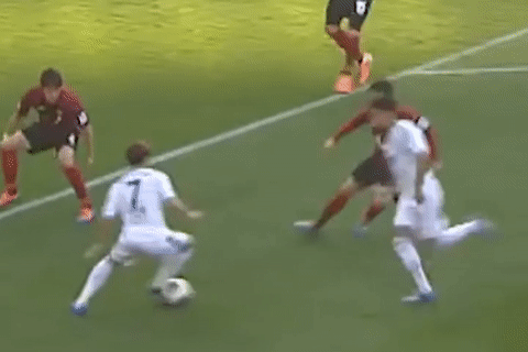 Son Heung-min bi dong doi lao thang vao nguoi hinh anh