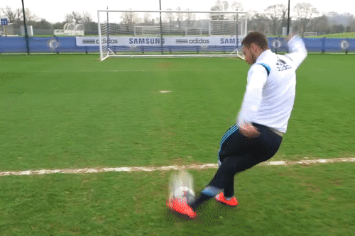 Hazard nang tam thu thach sut cham xa voi cu rabona hinh anh