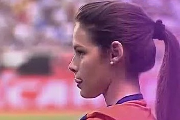 Ball girl nhanh tri giup doi nha co ban thang hinh anh