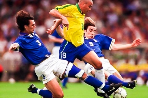 Ronaldo 'beo' nghe Cannavaro ke ve cu tac bong kep nam 1997 hinh anh