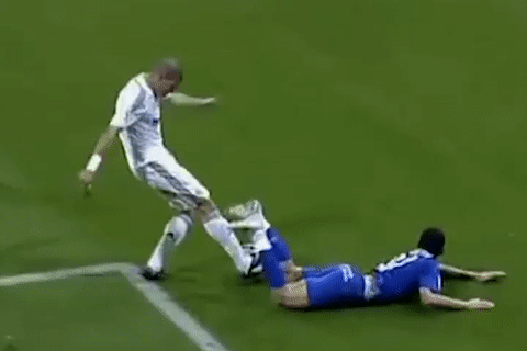 Hanh vi phi the thao khien Pepe bi gan mac 'do te' hinh anh