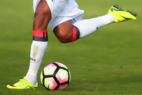 Thu mon da kieu rabona dua bong vao luoi tu sau khung thanh hinh anh