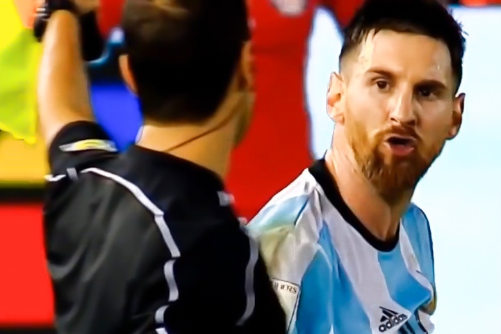 Messi tung quat dong doi, chui trong tai va bop co doi thu hinh anh