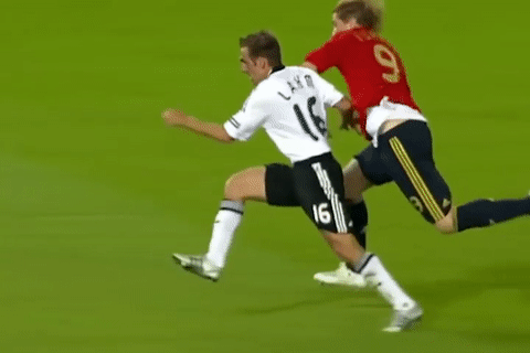 Torres va 2 lan vuot len tu phia sau khien hau ve be mat hinh anh