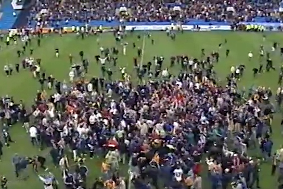 Bien nguoi tran xuong san khi thu mon ghi ban o giay cuoi hinh anh